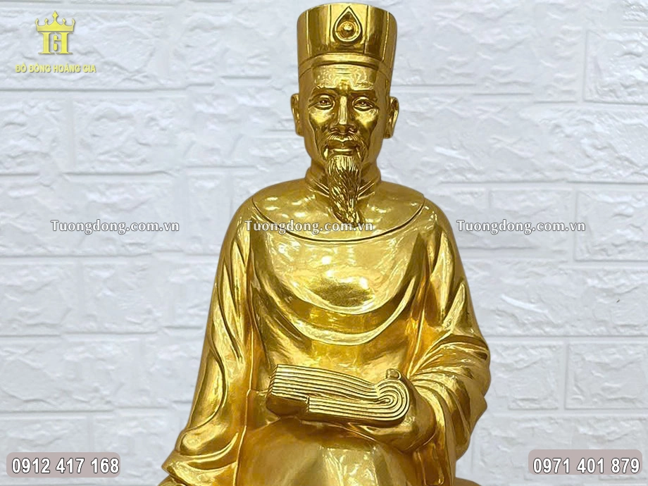 Thần thái ung dung, tự tại của ông được chạm khắc sắc nét